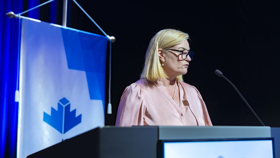 Edda Jóhannesdóttir, deildarstjóri Iðunni fræðslusetri, ávarpar nýsveina