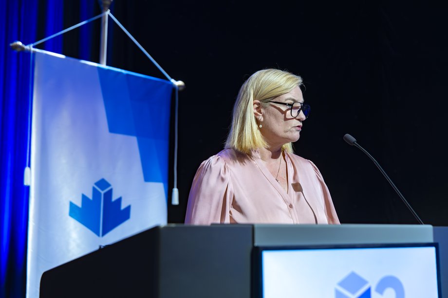 Edda Jóhannesdóttir, deildarstjóri Iðunni fræðslusetri, ávarpar nýsveina