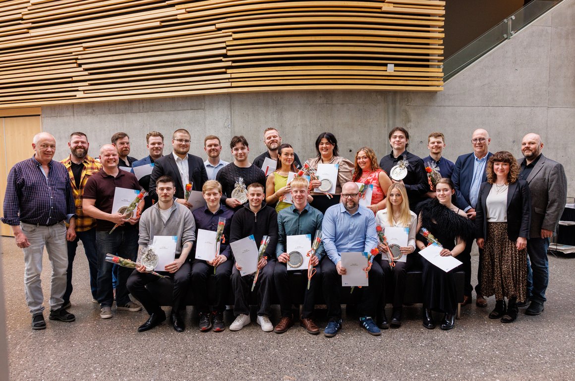 Hátíðleg stund á Akureyri þegar nýsveinar tóku við sveinsbréfum