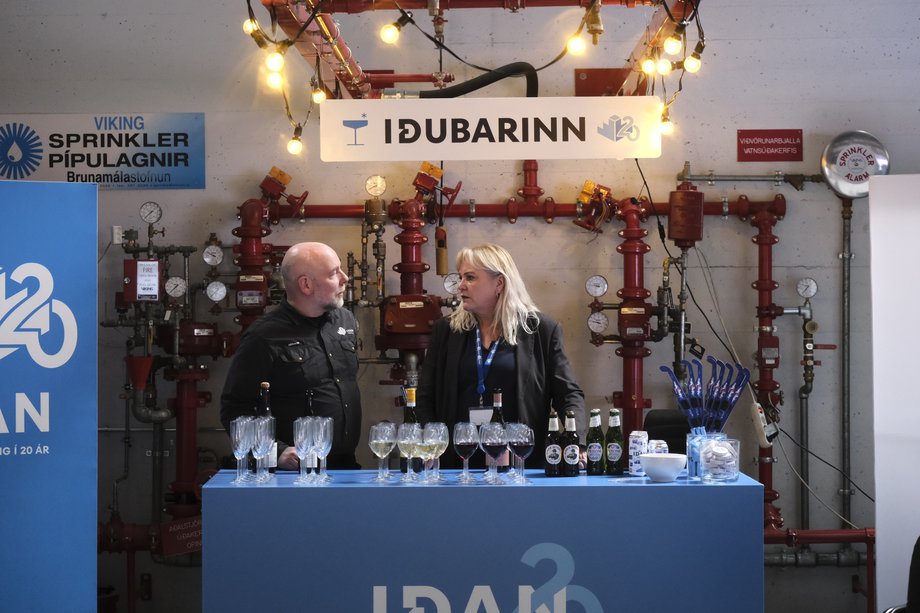 Hilmar og Rakel stóðu vaktina á Iðubarnum.
