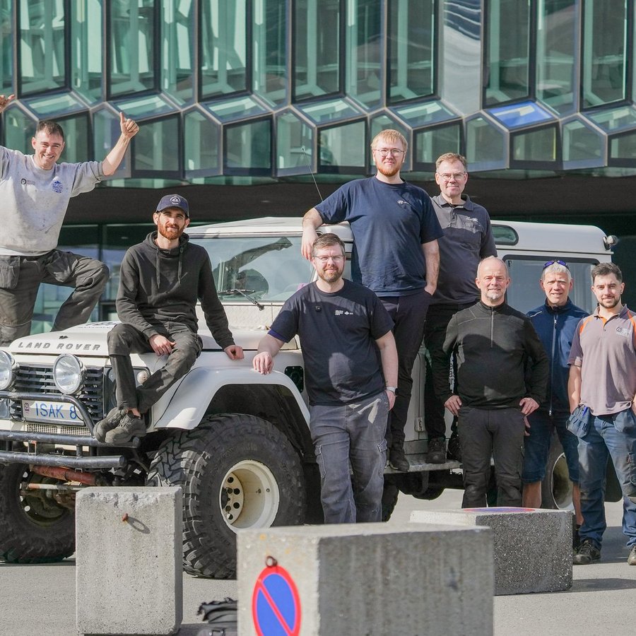 Þátttakendur á námskeiði um rafvæðingu eldri bíla við Land Rover Defender