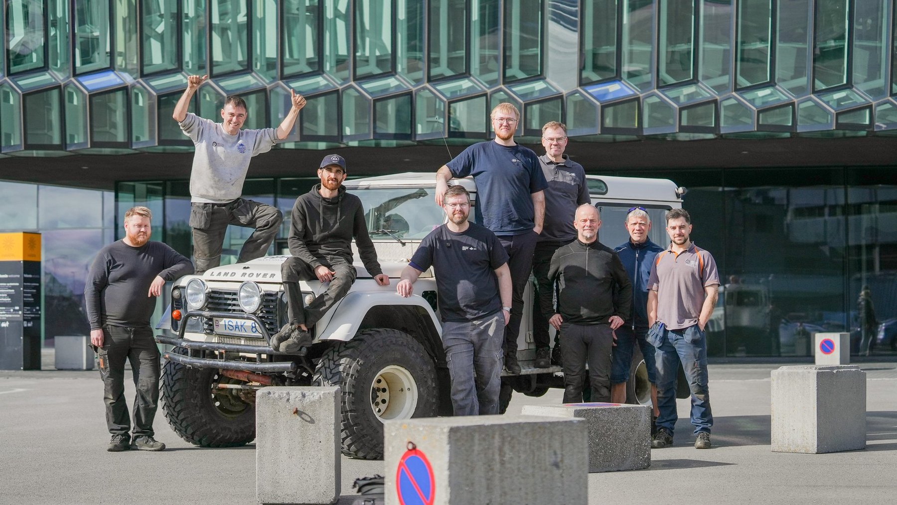 Þátttakendur á námskeiði um rafvæðingu eldri bíla við Land Rover Defender