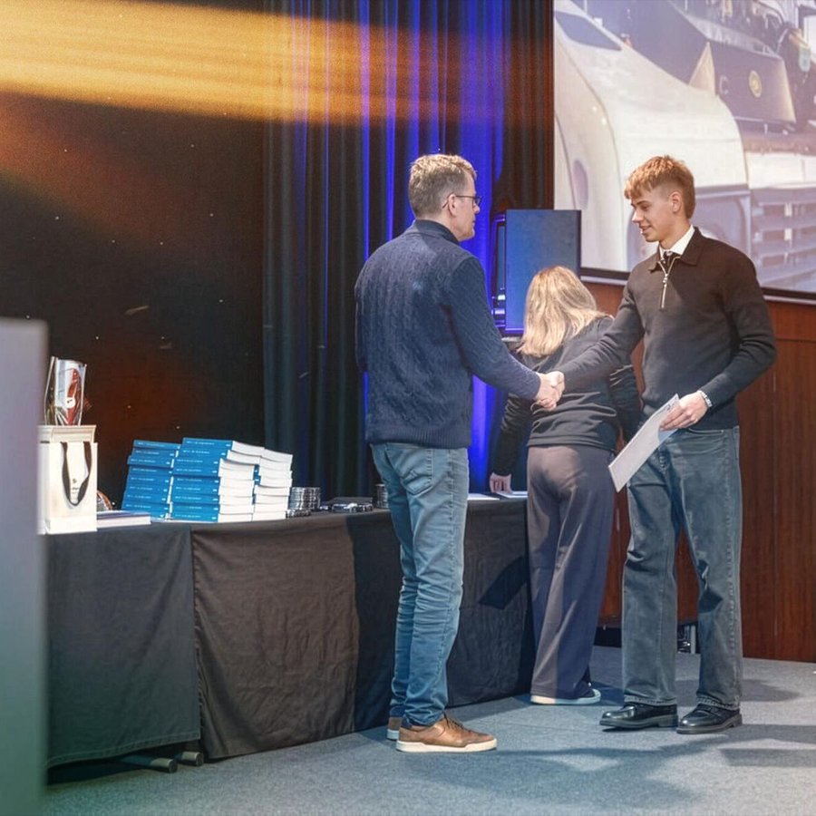 Afhending sveinsbréfa