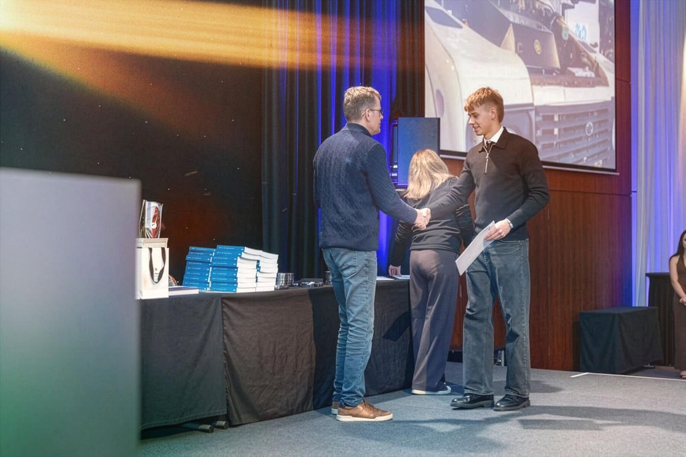 Afhending sveinsbréfa
